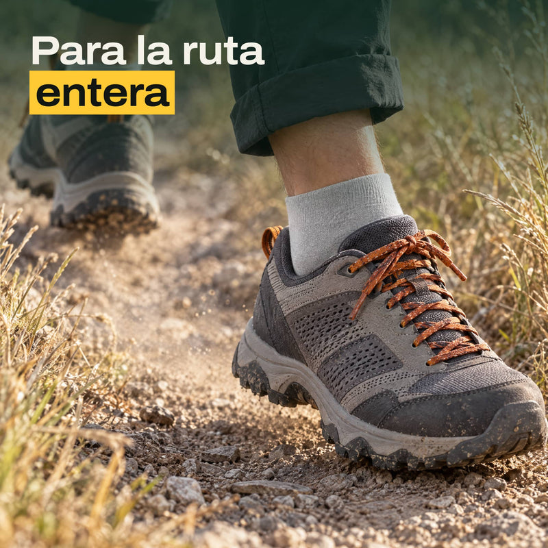 Una persona camina por un sendero con el calcetín VEREDA y zapatillas de trail