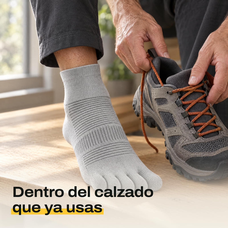Pie con el calcetín VEREDA junto a una zapatilla de trail